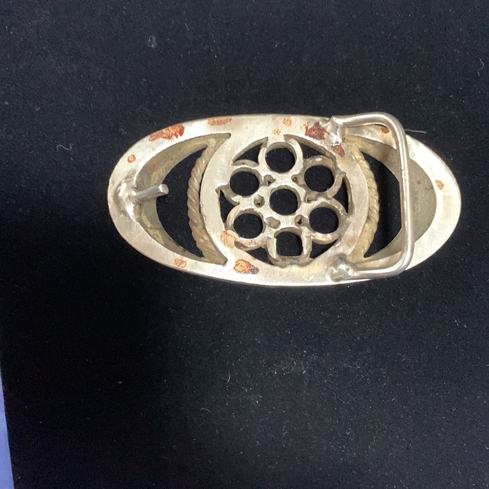 Vintage brushed nickel handcrafted 6 shooter belt buckle 4x2”, smooth edges - Picture 4 of 6